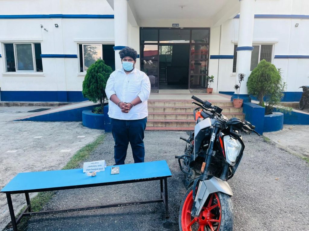 प्रतिबन्धित लागू औषध सहित ८ जना पक्राउ