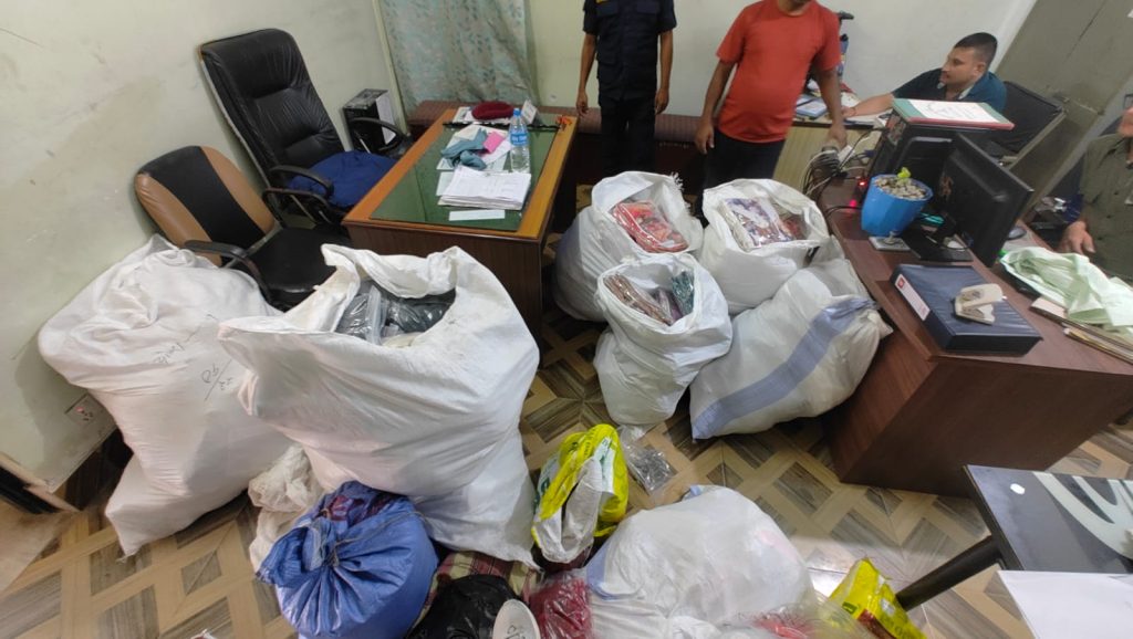 ९ लाख मूल्य बराबरका लत्ता कपडाहरू सामान बरामद