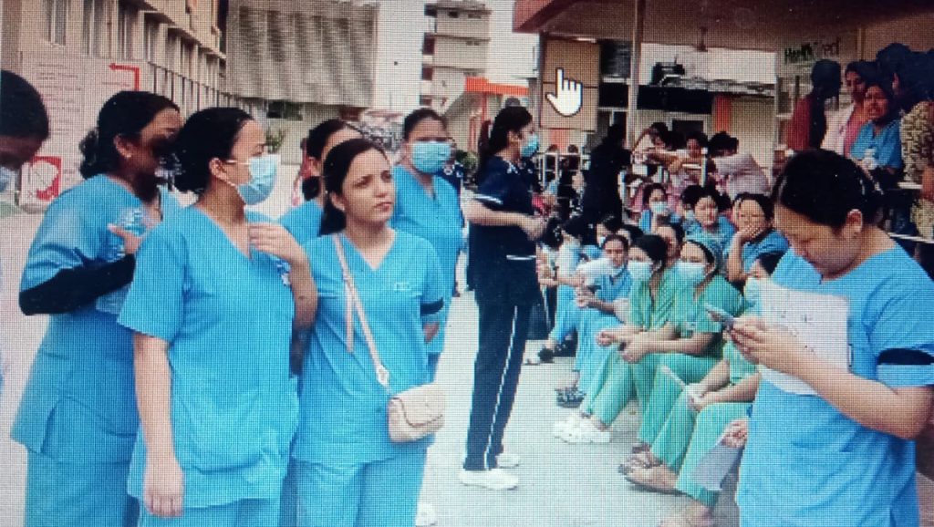 न्यूनतम तलब नपाएपछि विराट मेडिकलका नर्स सडकमा, अस्पतालको सेवा अवरुद्ध
