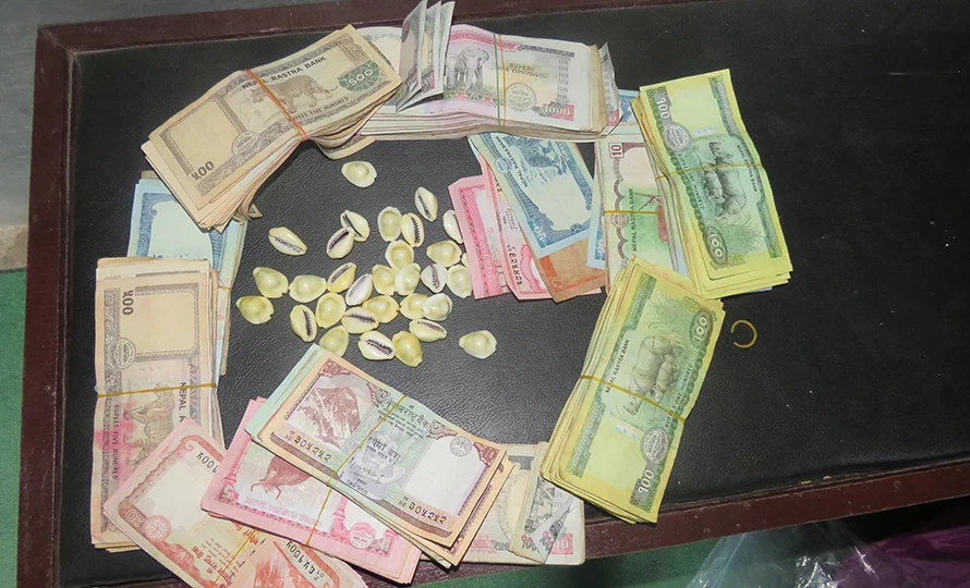 मोरङ ग्रामथानको जुवा खालमा प्रहरीको छापा, ५ जना पक्राउ