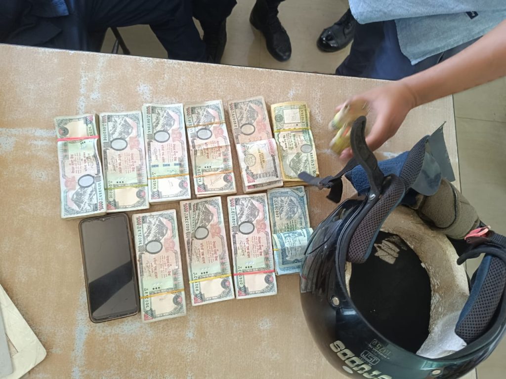 विराटनगरमा हेल्मेटभित्र लुकाइएको साढे ८ लाखसहित जहदाका नवीन साह पक्राउ