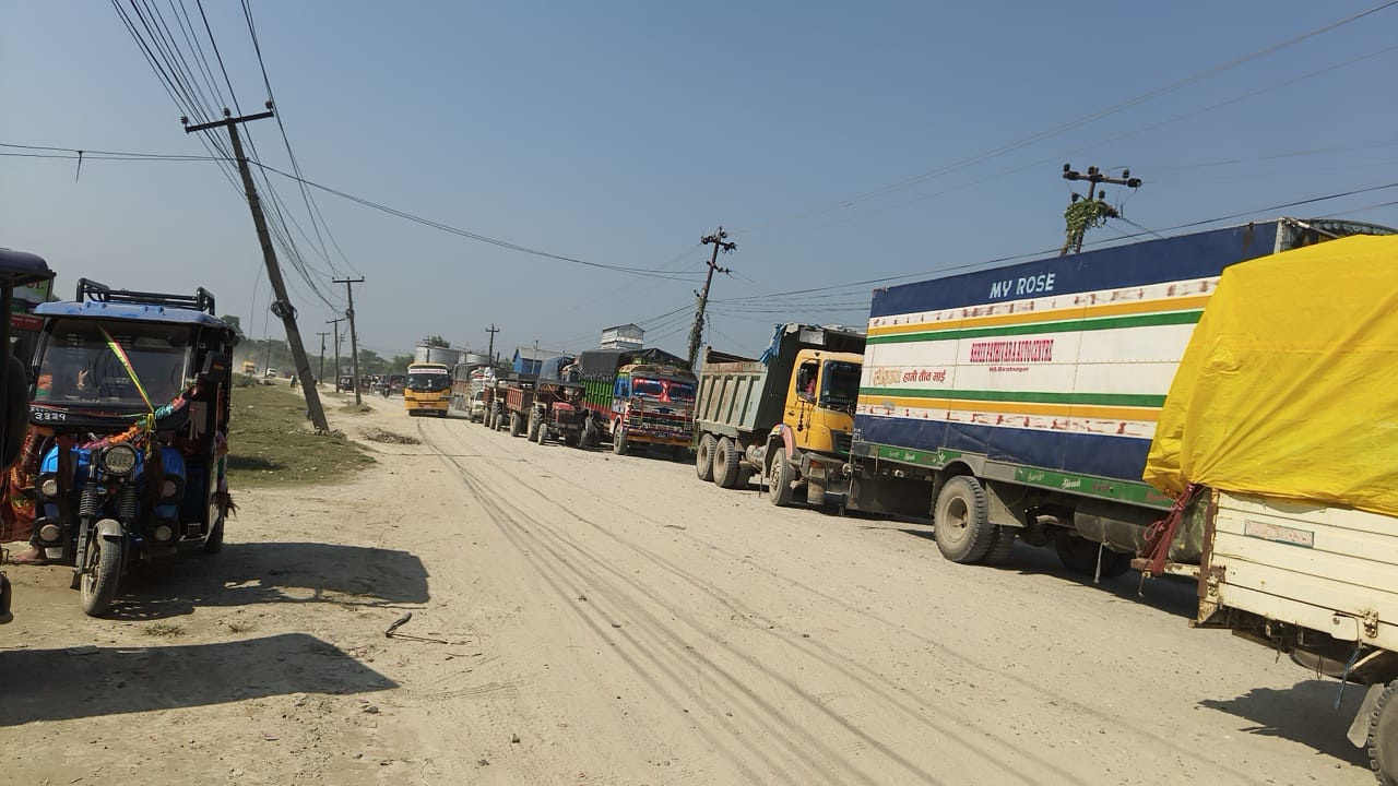 कटहरीमा हुलाकी राजमार्ग रोकिएपछि स्थानीय सडकमा, ठेकेदारविरुद्ध आक्रोश