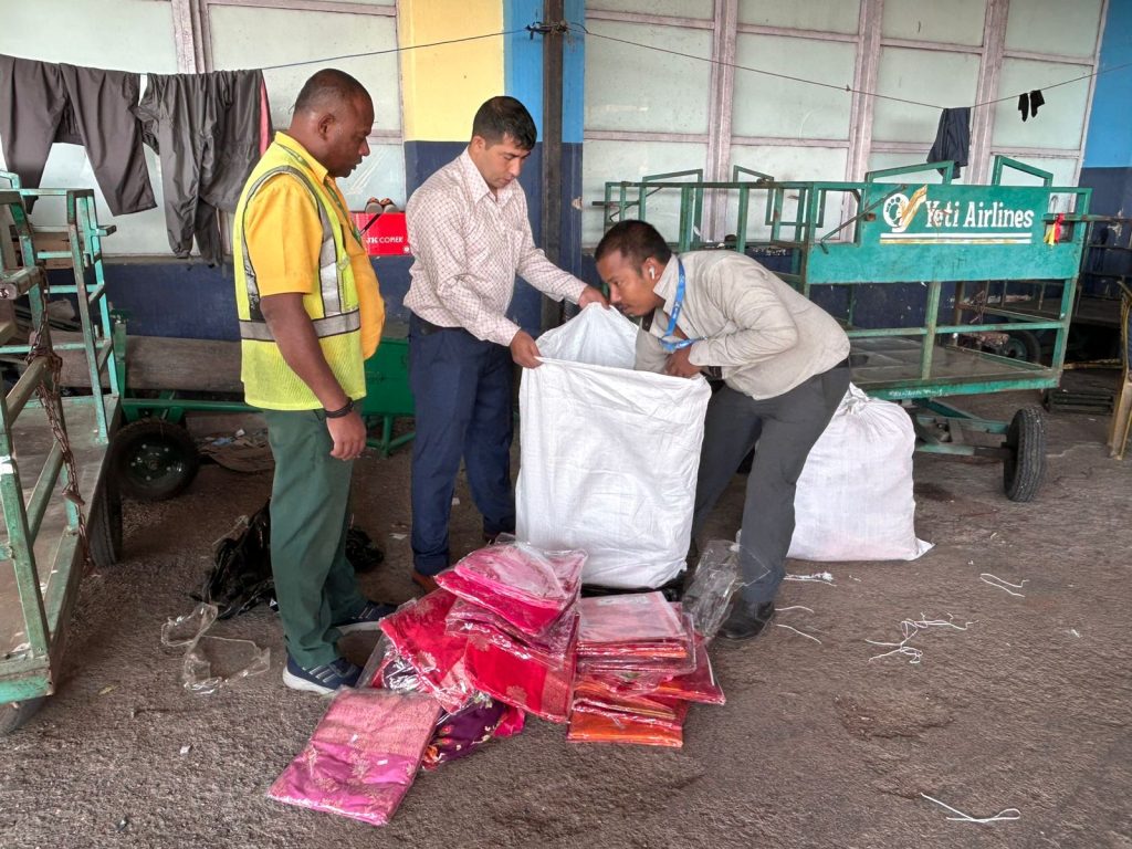 विराटनगर विमानस्थल परिसरबाट अवैध लत्ताकपडा सहित २ जना पक्राउ