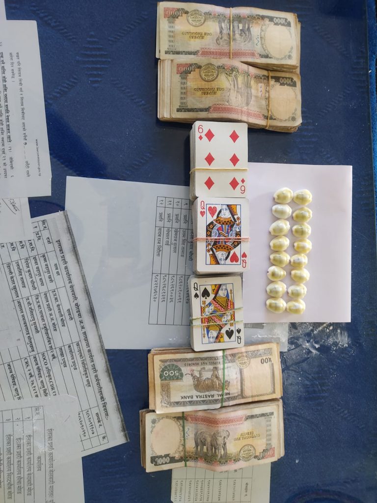 ग्रामथानमा जुवा खेल्दै गरेका ४ जना पक्राउ, ३ लाखभन्दा बढी नगद बरामद