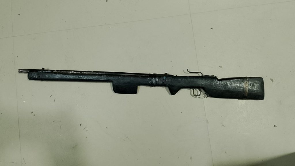 सानो हतियार र हेण्डसेटसहित दुई जना पक्राउ