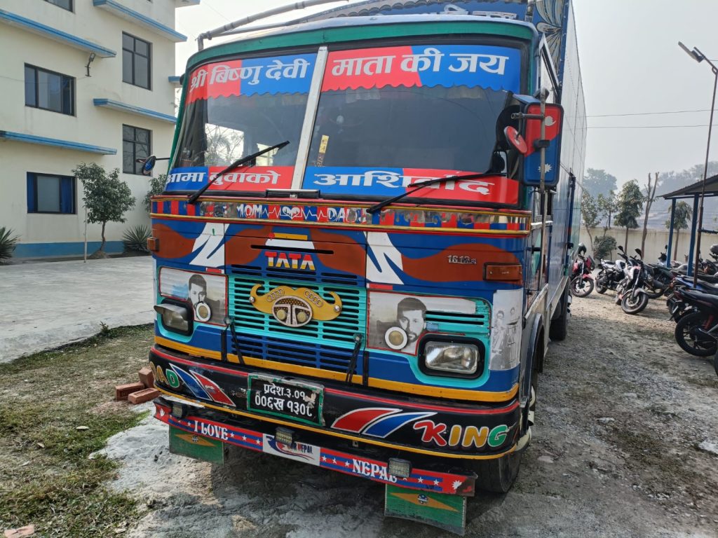 राजस्व चुहावट आरोपमा लत्ताकपडा बोकेका दुई ट्रक नियन्त्रणमा