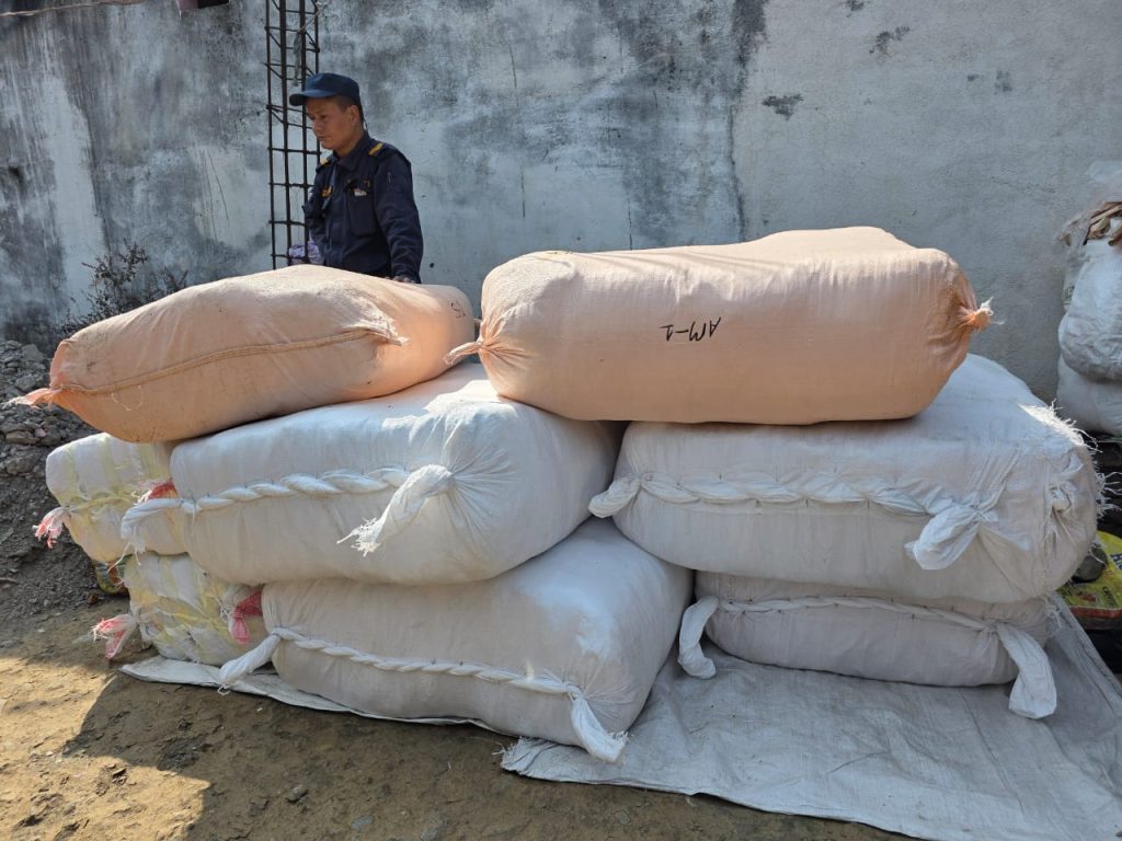 भन्सार छलीका अवैध लत्ताकपडा बरामद, रु. ७ लाखभन्दा बढी मूल्यका सामान नियन्त्रणमा