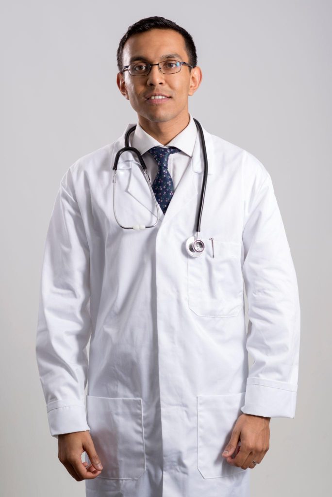 सरकारी अस्पतालमा डाक्टरहरूले दुई घण्टा मात्र काम गर्ने र दिनभरि आफ्नै क्लिनिकमा व्यस्त रहने प्रवृत्ति बढ्दै गएको देखिन्छ।